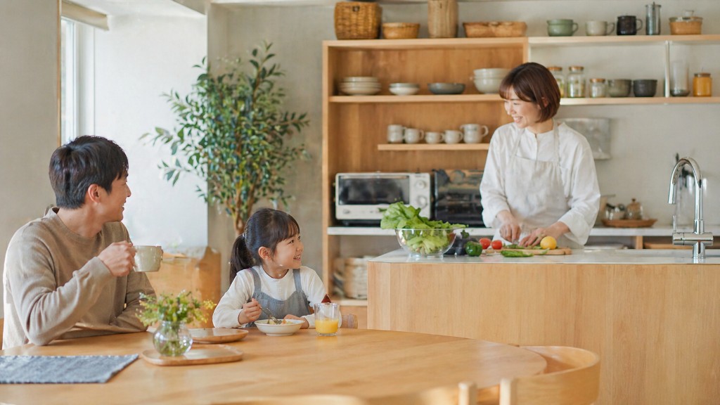 ダイニングで家族が食卓を囲み、キッチンで支度するあたたかな時間